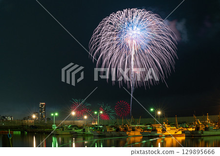 An artistic fireworks display against the beautiful night sky of the cityscape (Marina Town Seaside Park, Nishi Ward, Fukuoka City) 129895666