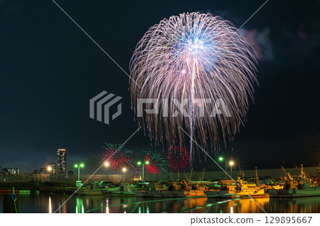 在美麗的城市夜空映襯下,藝術性的煙火盛會(福岡市西區濱海城海濱公園) 在美麗的城市夜空映襯下,藝術性的煙火盛會(福岡市西區濱海城海濱公園) 129895667