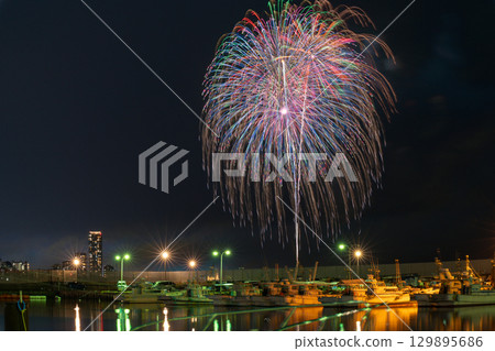 An artistic fireworks display against the beautiful night sky of the cityscape (Marina Town Seaside Park, Nishi Ward, Fukuoka City) 129895686