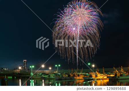 An artistic fireworks display against the beautiful night sky of the cityscape (Marina Town Seaside Park, Nishi Ward, Fukuoka City) 129895688