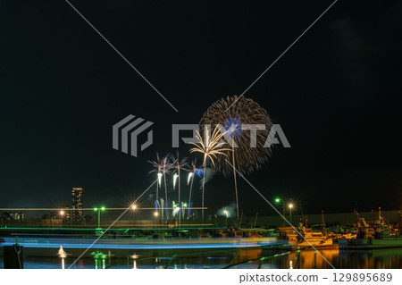 An artistic fireworks display against the beautiful night sky of the cityscape (Marina Town Seaside Park, Nishi Ward, Fukuoka City) An artistic fireworks display against the beautiful night sky of the cityscape (Marina Town Seaside Park, Nishi Ward, Fukuoka City) 129895689