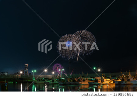 An artistic fireworks display against the beautiful night sky of the cityscape (Marina Town Seaside Park, Nishi Ward, Fukuoka City) 129895692