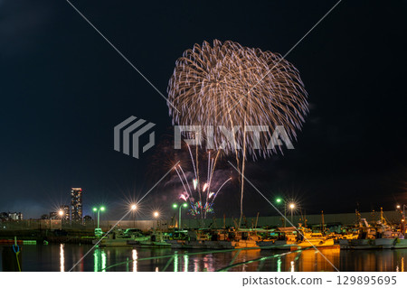 An artistic fireworks display against the beautiful night sky of the cityscape (Marina Town Seaside Park, Nishi Ward, Fukuoka City) An artistic fireworks display against the beautiful night sky of the cityscape (Marina Town Seaside Park, Nishi Ward, Fukuoka City) 129895695