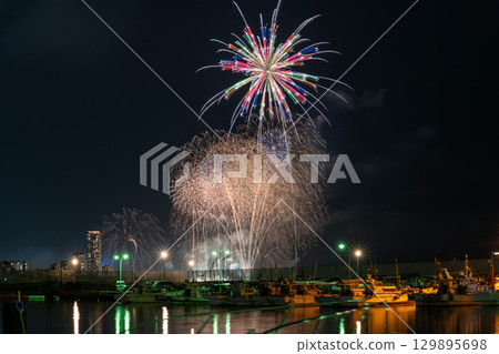 An artistic fireworks display against the beautiful night sky of the cityscape (Marina Town Seaside Park, Nishi Ward, Fukuoka City) An artistic fireworks display against the beautiful night sky of the cityscape (Marina Town Seaside Park, Nishi Ward, Fukuoka City) 129895698