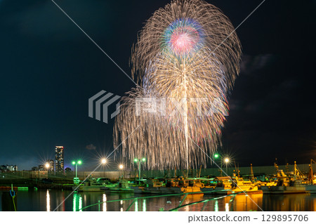 在美麗的城市夜空映襯下，藝術性的煙火盛會（福岡市西區濱海城海濱公園） 129895706