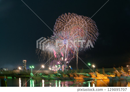 An artistic fireworks display against the beautiful night sky of the cityscape (Marina Town Seaside Park, Nishi Ward, Fukuoka City) 129895707