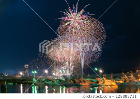An artistic fireworks display against the beautiful night sky of the cityscape (Marina Town Seaside Park, Nishi Ward, Fukuoka City) An artistic fireworks display against the beautiful night sky of the cityscape (Marina Town Seaside Park, Nishi Ward, Fukuoka City) 129895711