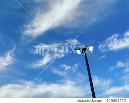 燈光和天空 燈光和天空 129895735