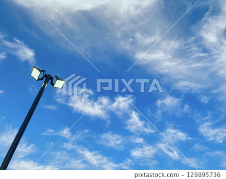 燈光和天空 燈光和天空 129895736