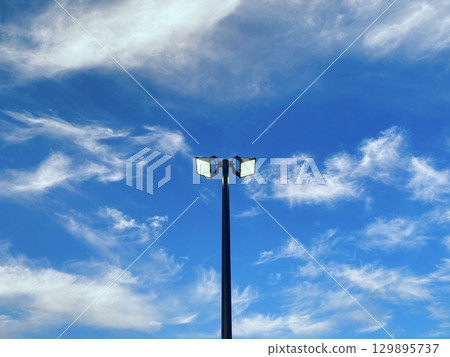 燈光和天空 燈光和天空 129895737