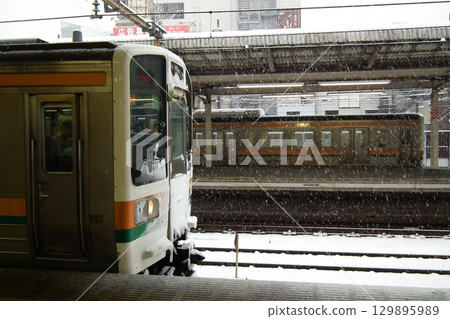 大雪中,211系列車在大宮站排隊 大雪中,211系列車在大宮站排隊 129895989