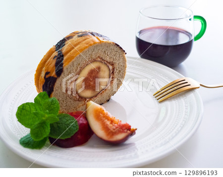 無花果、蛋糕卷、薄荷、紅酒 129896193