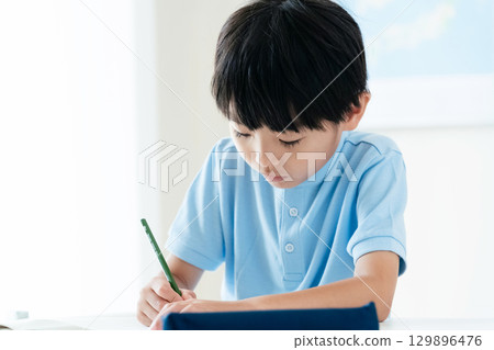 Elementary school boy studying 129896476