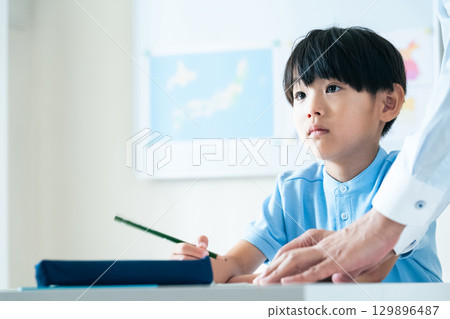 Elementary school boy studying 129896487