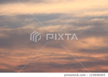 在夕陽下沾染的雲 129896805