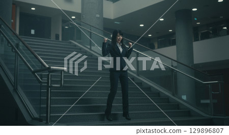 微笑攀登挑戰的階梯 129896807