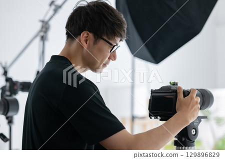 Male photographer Male photographer 129896829