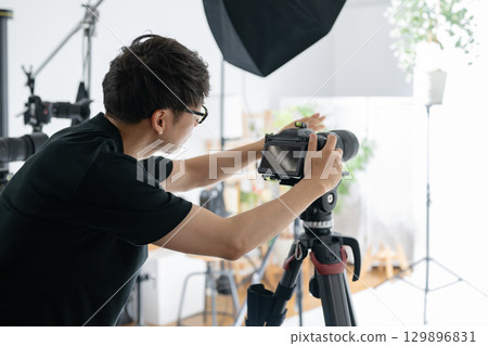 Male photographer 129896831