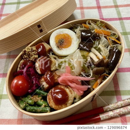 A traditional Korean dosirak, beautifully arranged with rice, assorted banchan, and savory proteins. Balanced and visually inviting, its a portable meal packed with vibrant flavors. 129896874