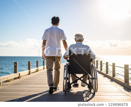 老人和護理人員在海灣邊散步 129896878