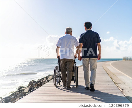 老人和護理人員在海灣邊散步 129896879