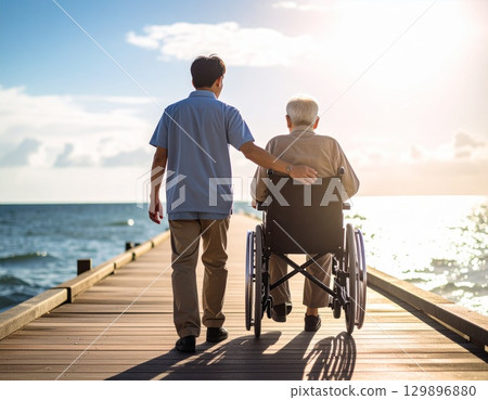 老人和護理人員在海灣邊散步 129896880