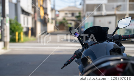 停放的大型摩托車 129897018