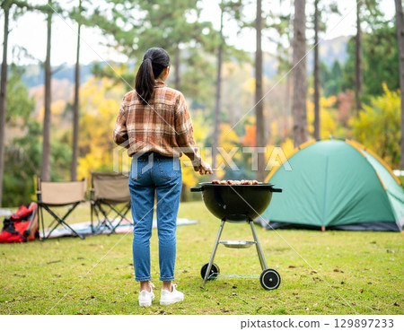 一個女人用燒烤 129897233
