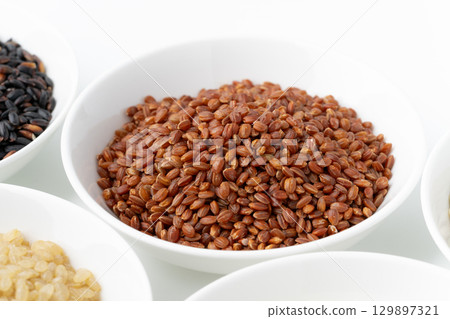 盤子裡的紅米飯特寫 129897321