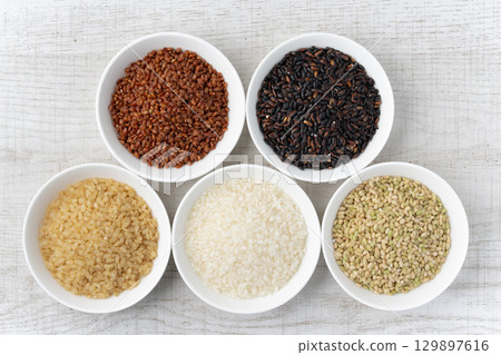 各種米排列整齊(白米、發芽糙米、黑米、紅米、綠米) 各種米排列整齊(白米、發芽糙米、黑米、紅米、綠米) 129897616