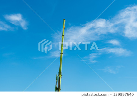 起重機臂伸向藍天 起重機臂伸向藍天 129897640