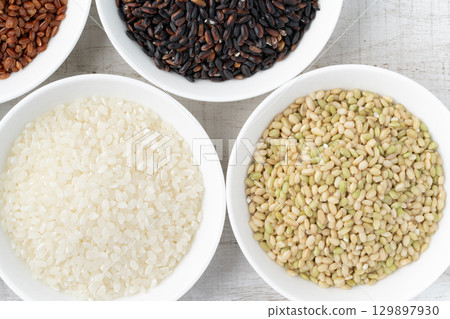盤子裡有各種類型的米飯(白米、綠米、黑米、紅米) 盤子裡有各種類型的米飯(白米、綠米、黑米、紅米) 129897930