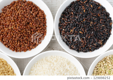 盤子裡有各種類型的米飯（黑米、紅米、白米、發芽糙米、綠米） 129898252