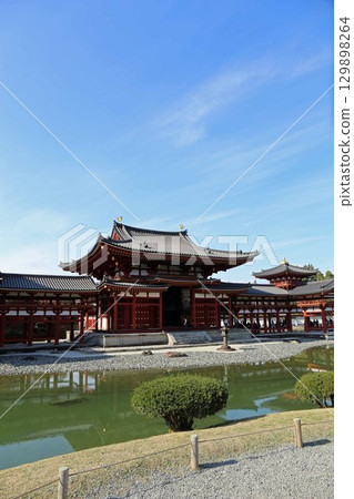 Temple grounds in autumn 129898264