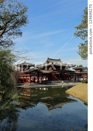 秋天的寺廟庭院 129898270