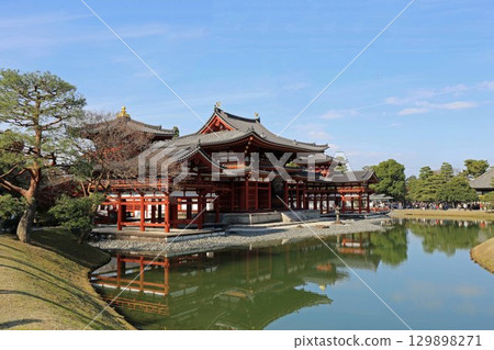 秋天的寺廟庭院 秋天的寺廟庭院 129898271