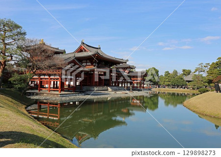 秋天的寺廟庭院 秋天的寺廟庭院 129898273