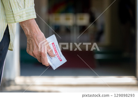 前往投票所的女性 129898293
