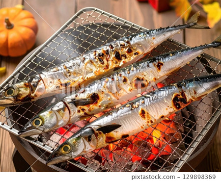 秋刀魚在炭火上烤製 129898369