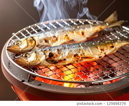 秋刀魚在炭火上烤製 129898376