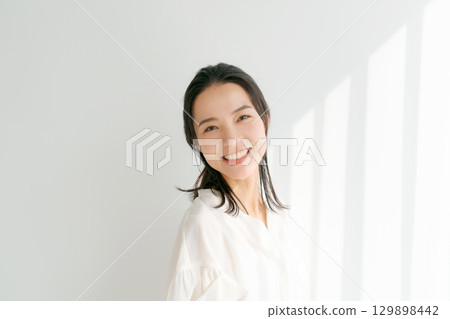 Beauty image of women in their 30s 129898442