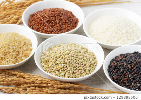 盤子裡有各種米飯（發芽糙米、綠米、黑米、白米、紅米） 129898506