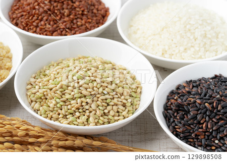 Various types of rice on a plate (germinated brown rice, green rice, black rice, white rice, red rice) Various types of rice on a plate (germinated brown rice, green rice, black rice, white rice, red rice) 129898508