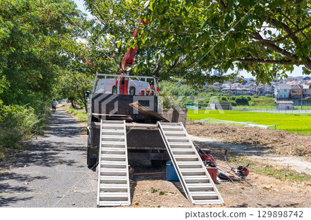 鋁橋和 Unic 車輛(割草工作) 鋁橋和 Unic 車輛(割草工作) 129898742