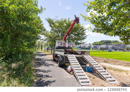 Aluminum bridge and Unic vehicle (grass cutting work) Aluminum bridge and Unic vehicle (grass cutting work) 129898743