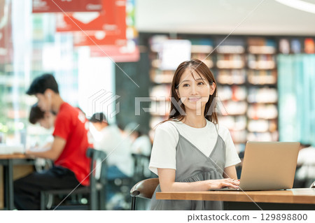 在一家咖啡館工作的年輕女子 129898800