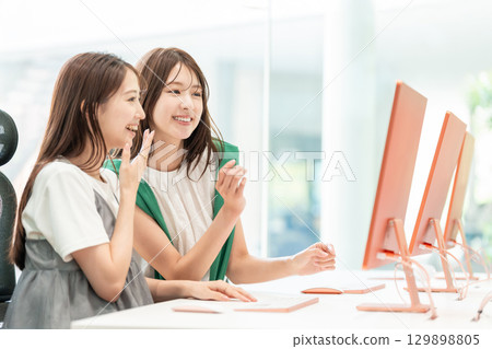 在辦公室工作的年輕女商人 129898805