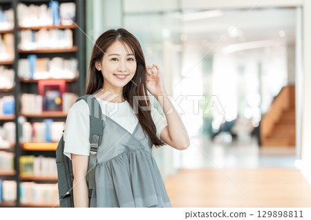 大學生圖書館校園生活 129898811
