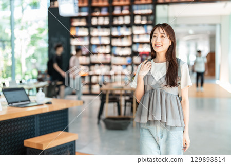 尋找一本書在圖書館裡的年輕女子 129898814