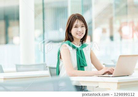 Young woman using a laptop in the office Young woman using a laptop in the office 129899112